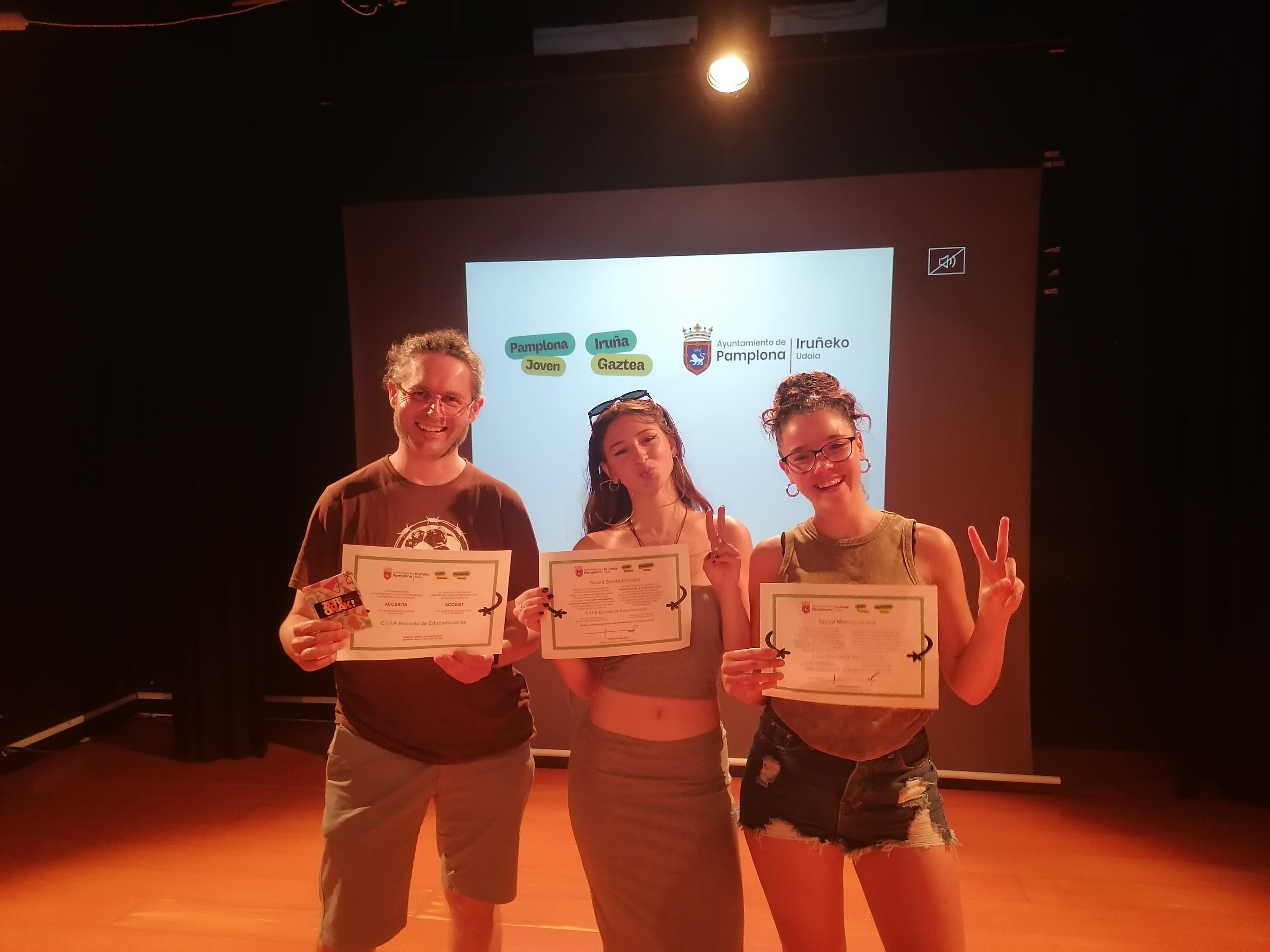 Las alumnas de 1º ASCT Naroa Marcos y Naroa Sastre han recibido el reconocimiento por su labor como corresponsales de la Casa de la Juventud de Pamplona.